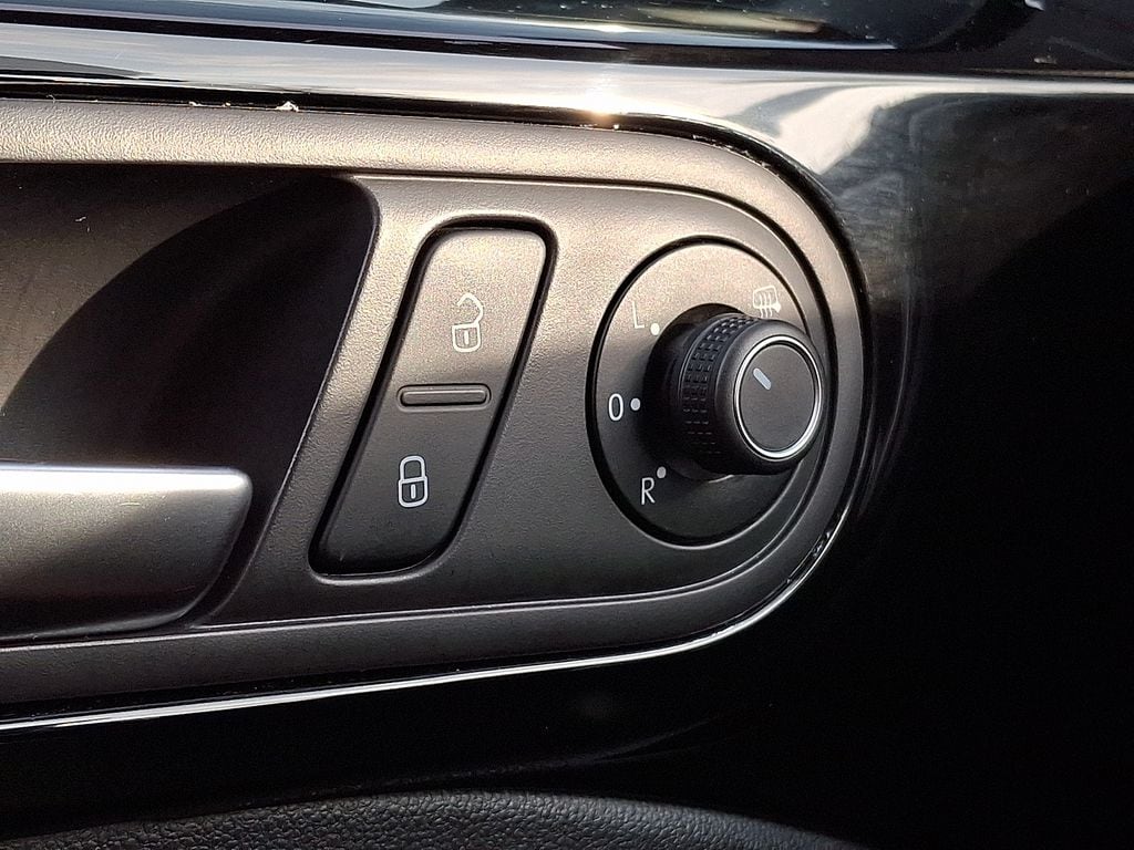 Thumbnail: 2019 Volkswagen Beetle - 21