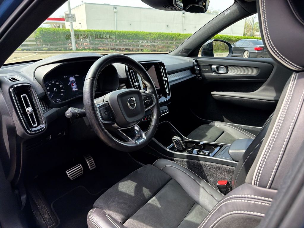 Thumbnail: 2021 Volvo XC40 - 10