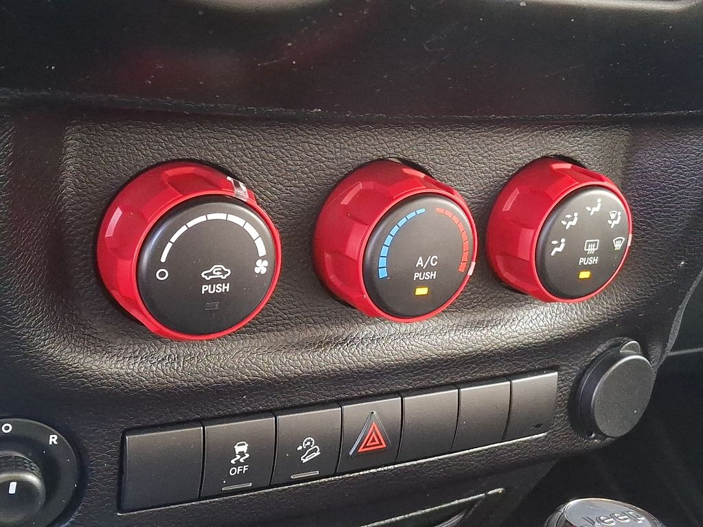 Thumbnail: 2016 Jeep Wrangler - 13