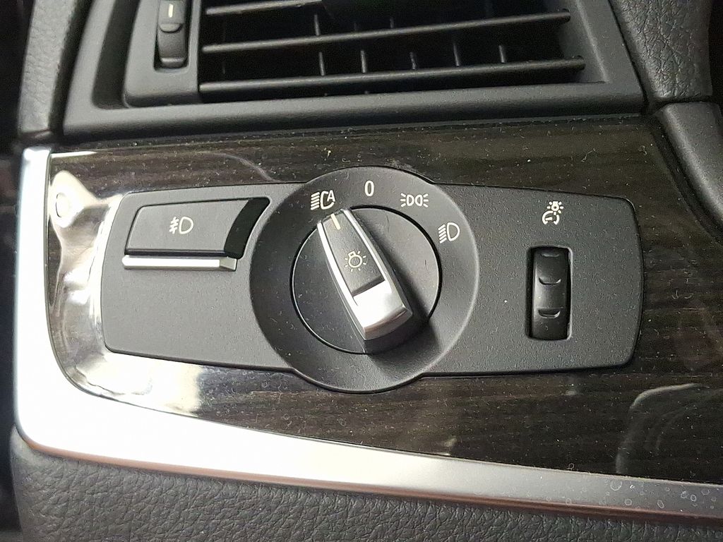 Thumbnail: 2011 BMW 5 Series - 21