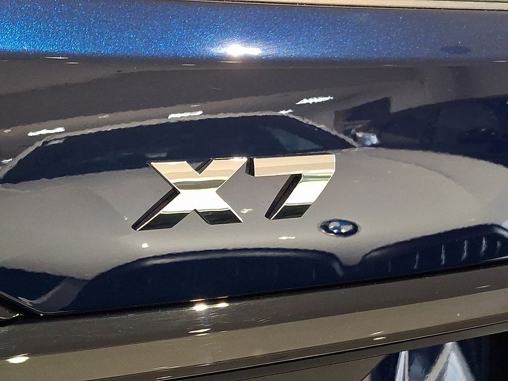 Thumbnail: 2027 BMW X7 - 8