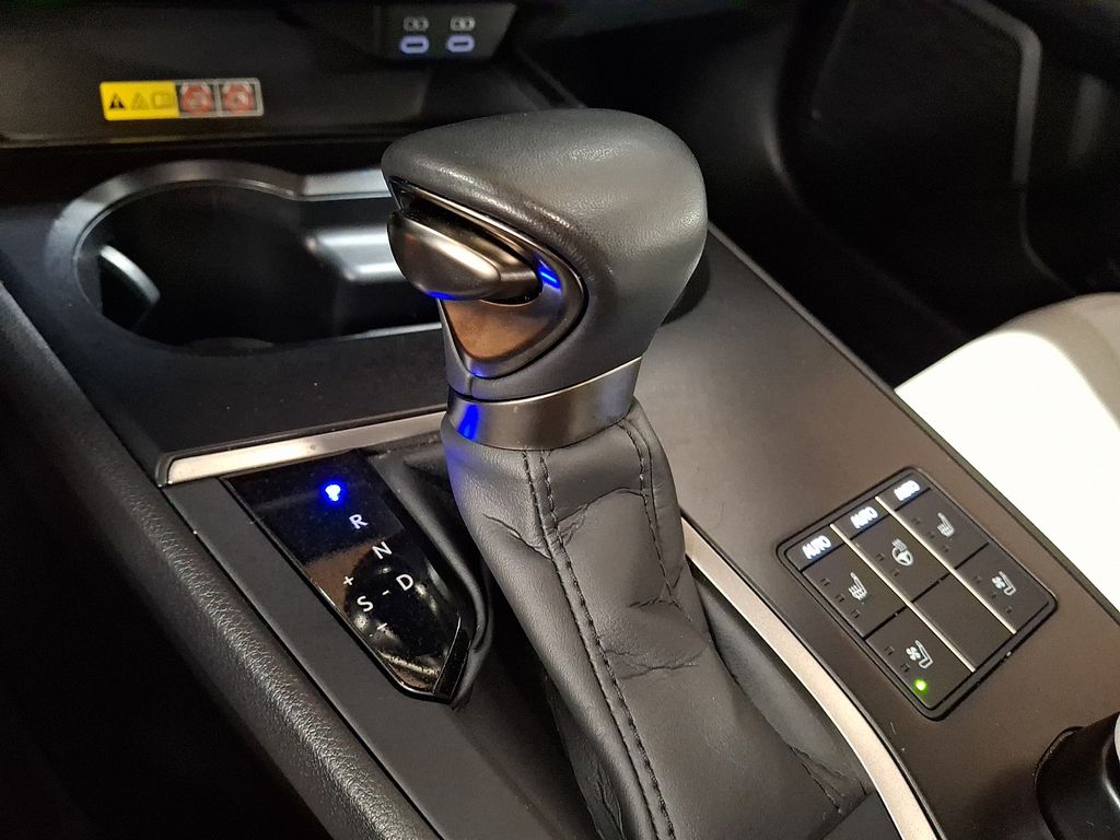 Thumbnail: 2023 Lexus UX - 13