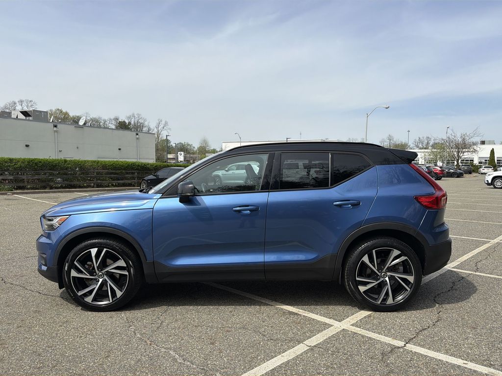 Thumbnail: 2021 Volvo XC40 - 11