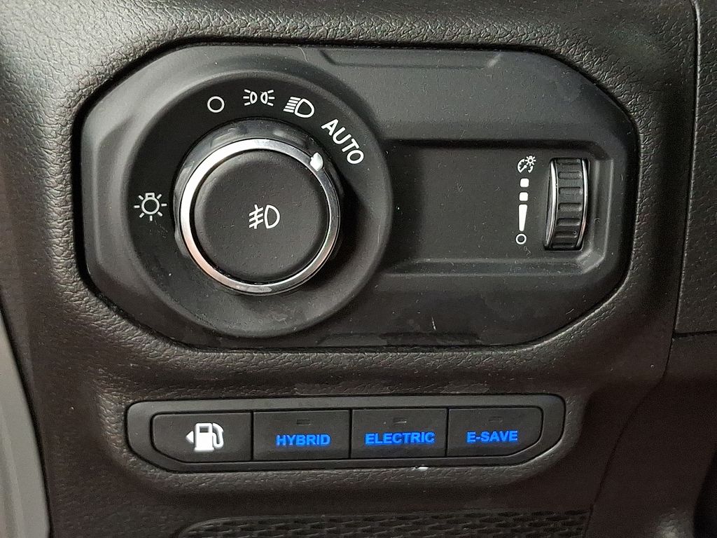 2023 Jeep Wrangler Sahara 25