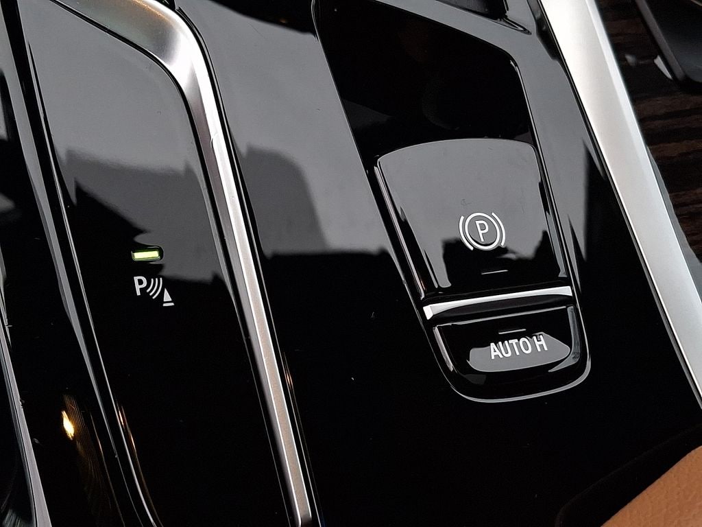 Thumbnail: 2023 BMW 5 Series - 21