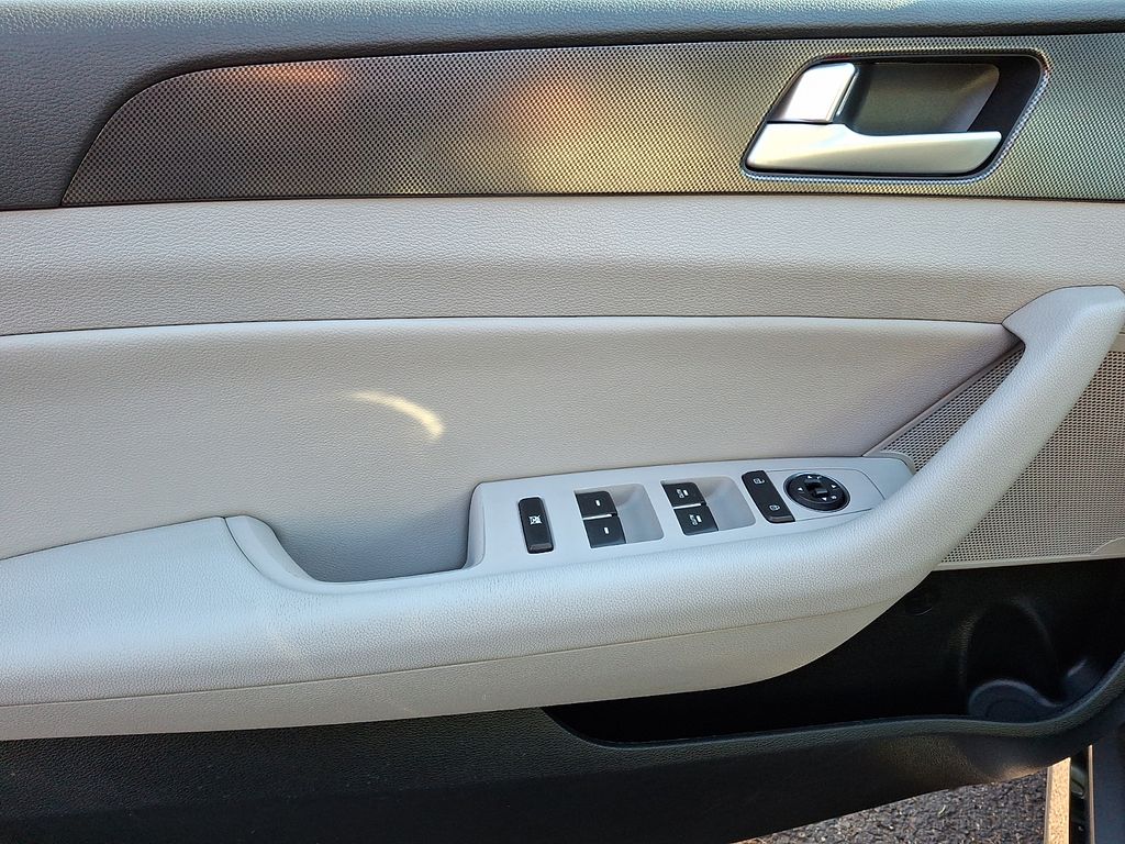 Thumbnail: 2015 Hyundai Sonata - 9