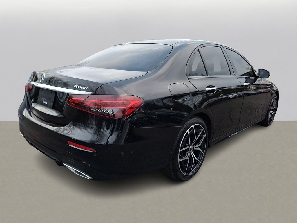 Thumbnail: 2022 Mercedes-Benz E-Class - 4