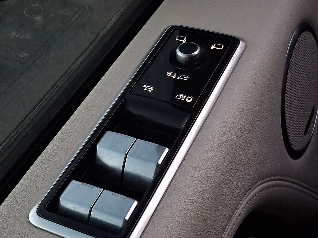 Thumbnail: 2022 Land Rover Range Rover - 21