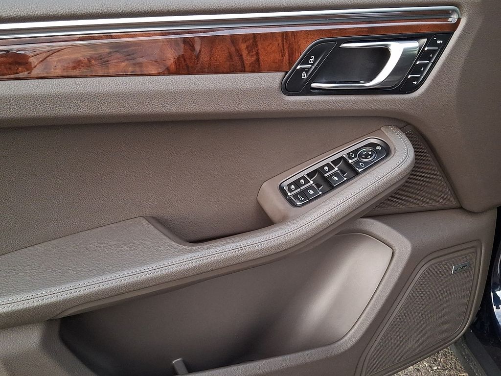 Thumbnail: 2022 Porsche Macan - 9