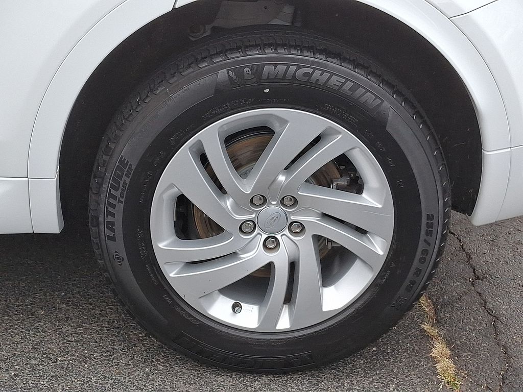 Thumbnail: 2023 Land Rover Discovery Sport - 6