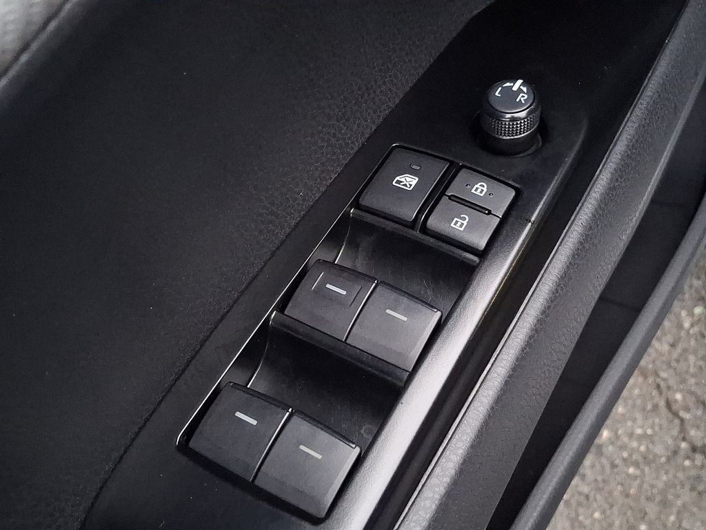 Thumbnail: 2025 Toyota Camry - 25