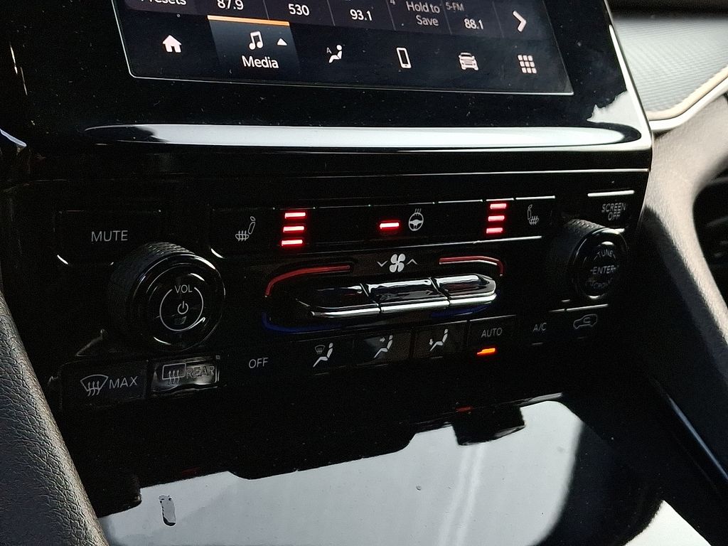 2023 Jeep Grand Cherokee Laredo 13