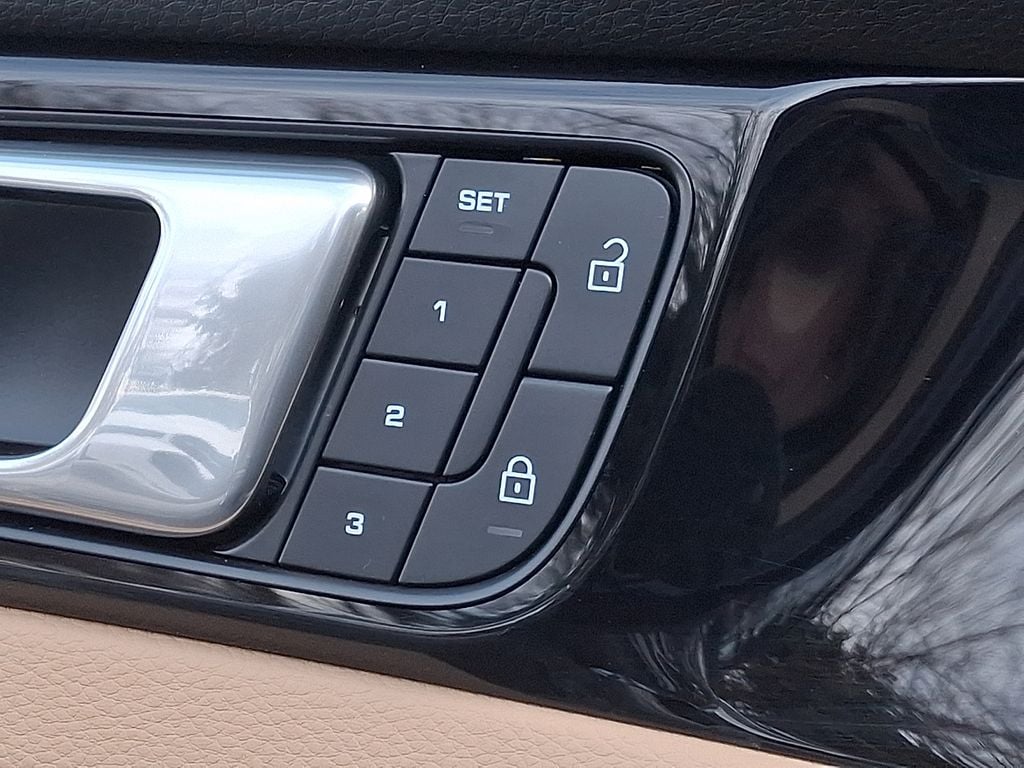 Thumbnail: 2022 Porsche Panamera - 24