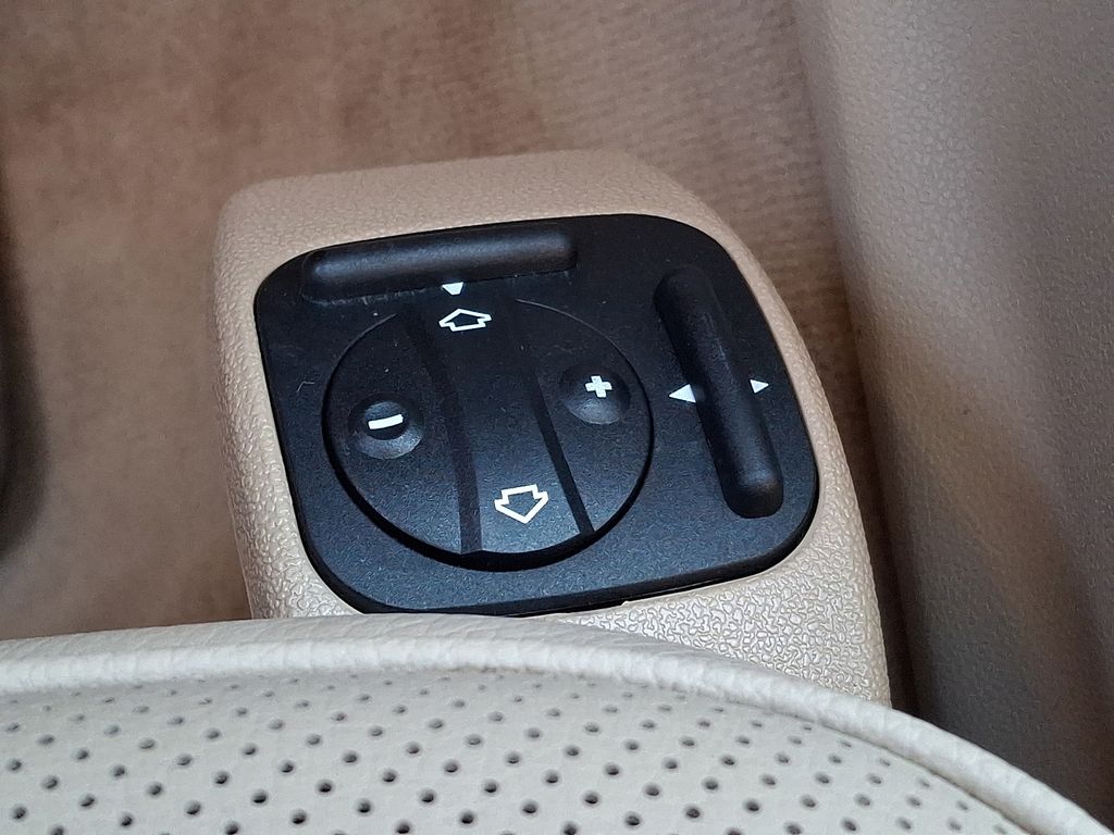 Thumbnail: 2011 Mercedes-Benz GL-Class - 25