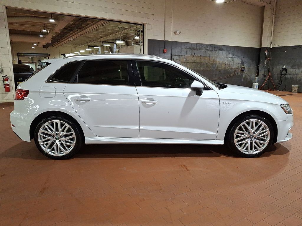 Thumbnail: 2018 Audi A3 e-tron - 24