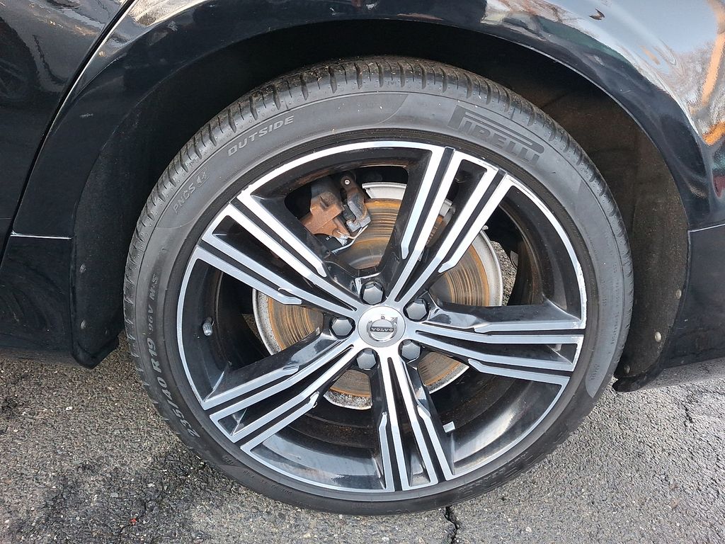 Thumbnail: 2019 Volvo S60 - 6