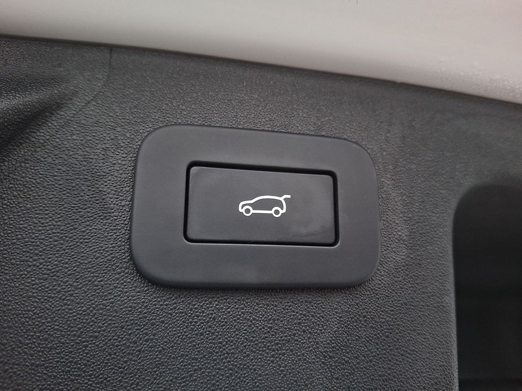 Thumbnail: 2023 Land Rover Discovery Sport - 28