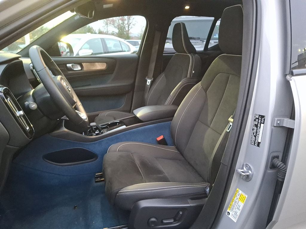 Thumbnail: 2023 Volvo XC40 - 10