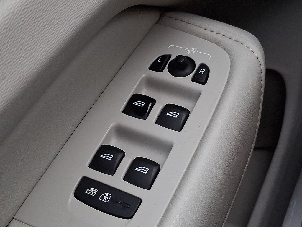 Thumbnail: 2023 Volvo XC60 - 24