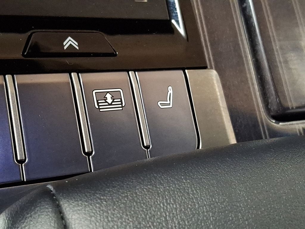 Thumbnail: 2020 Lexus LS - 21