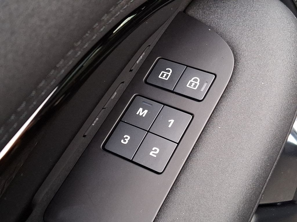 Thumbnail: 2025 Land Rover Discovery - 24