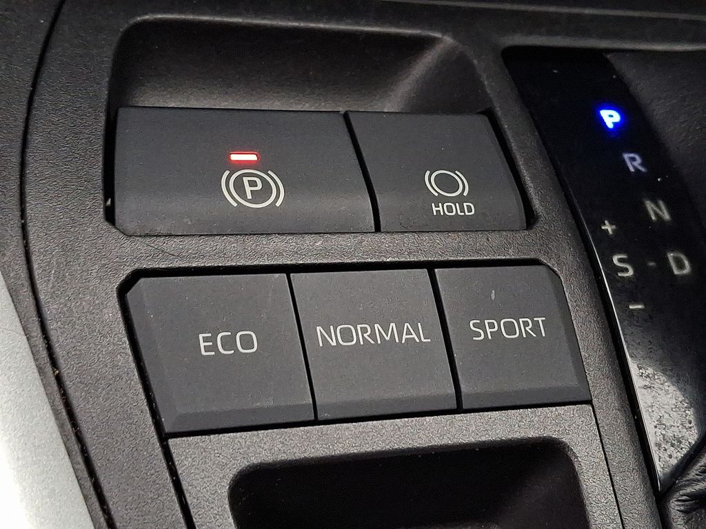 Thumbnail: 2021 Toyota RAV4 - 17