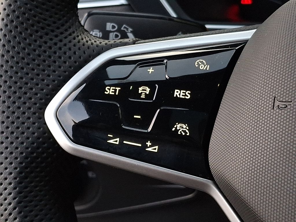 Thumbnail: 2022 Volkswagen Tiguan - 17