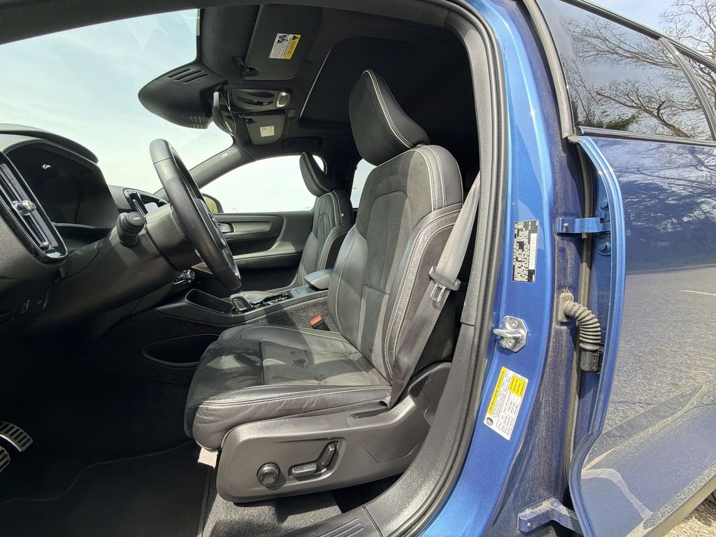 Thumbnail: 2021 Volvo XC40 - 19