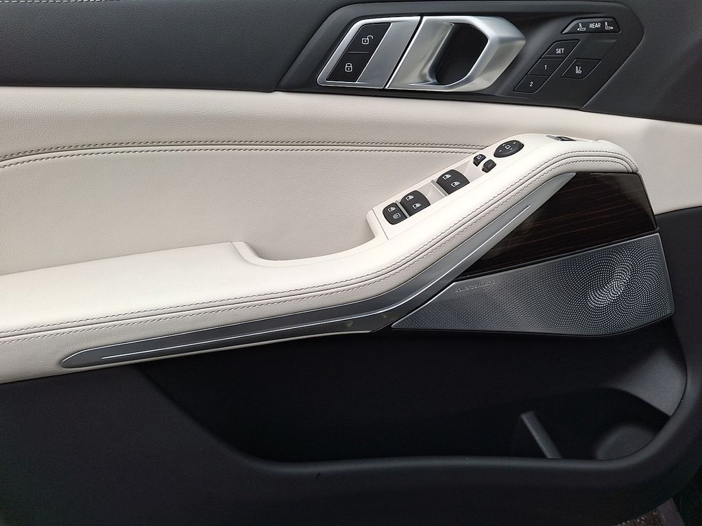 Thumbnail: 2026 BMW X7 - 9