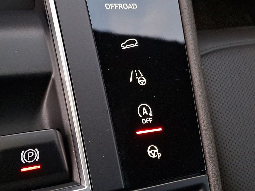 Thumbnail: 2022 Porsche Macan - 21