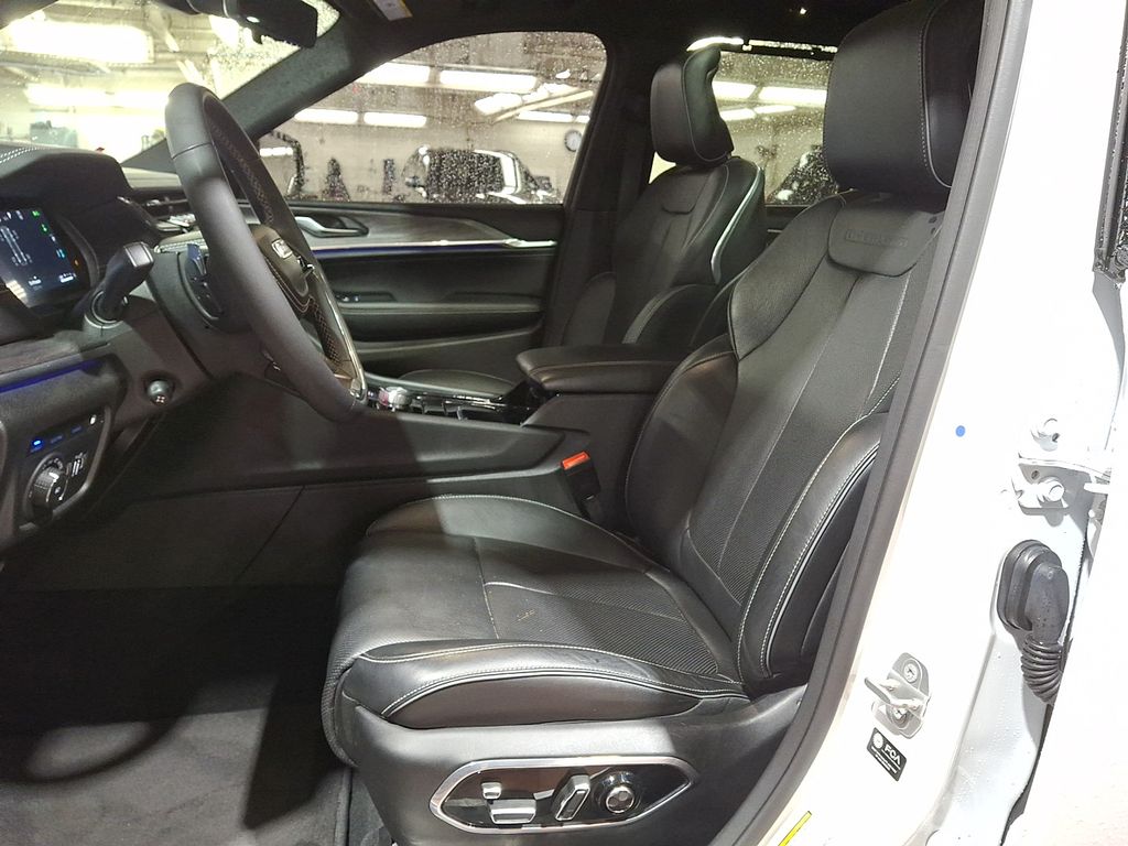 Thumbnail: 2023 Jeep Grand Cherokee - 10