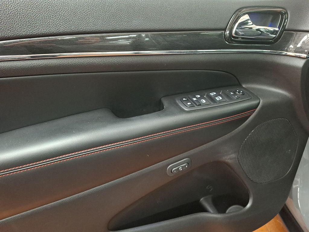 Thumbnail: 2020 Jeep Grand Cherokee - 8