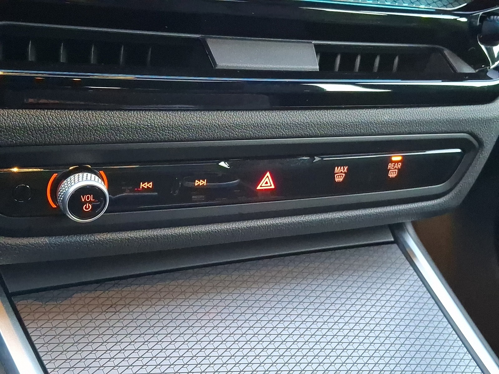 Thumbnail: 2025 BMW i4 - 15