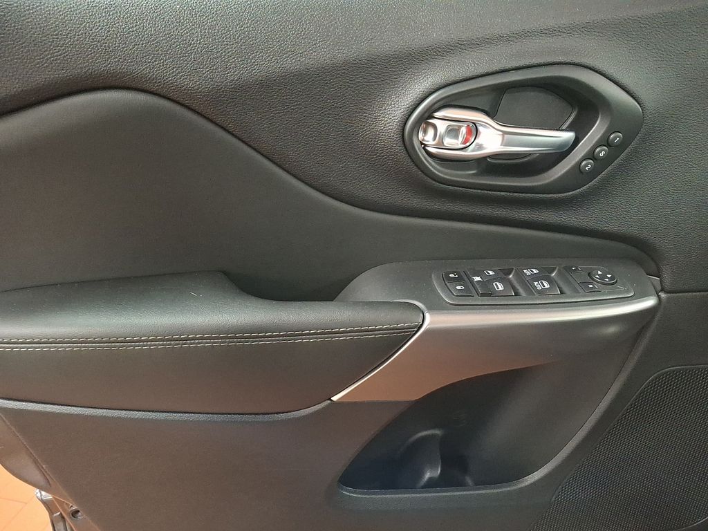 Thumbnail: 2021 Jeep Cherokee - 8