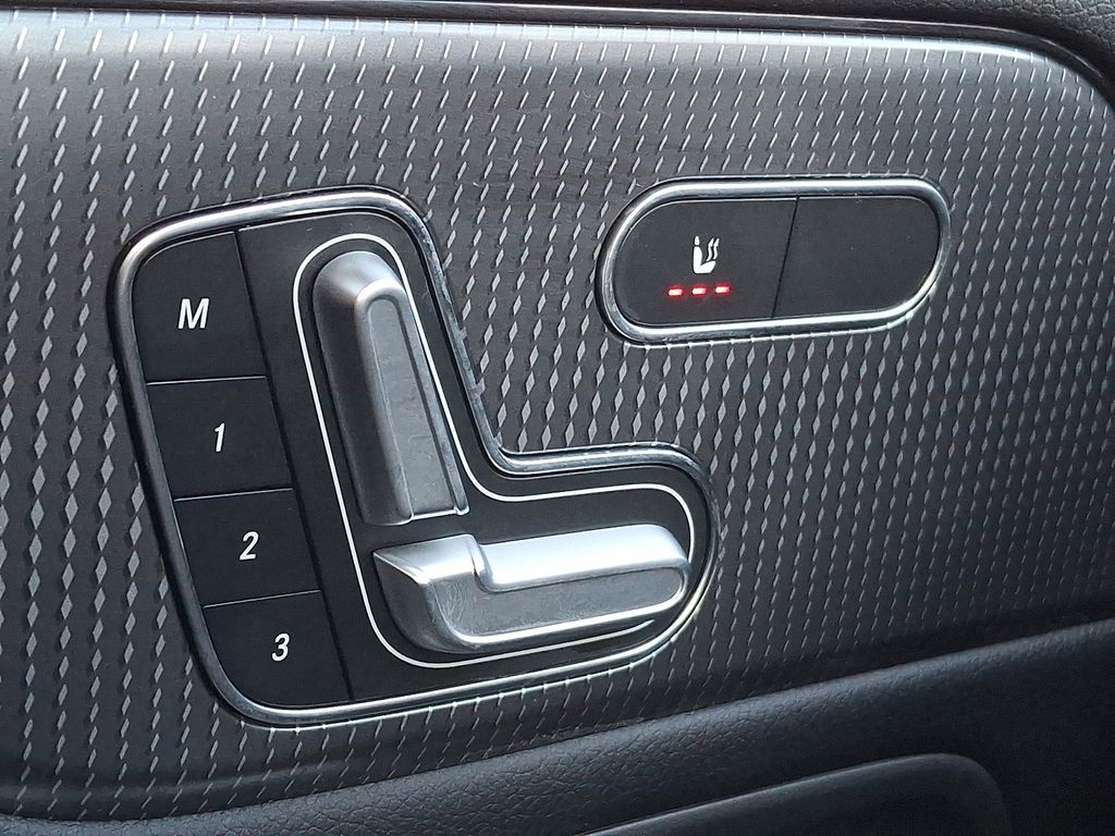 Thumbnail: 2021 Mercedes-Benz GLB - 24