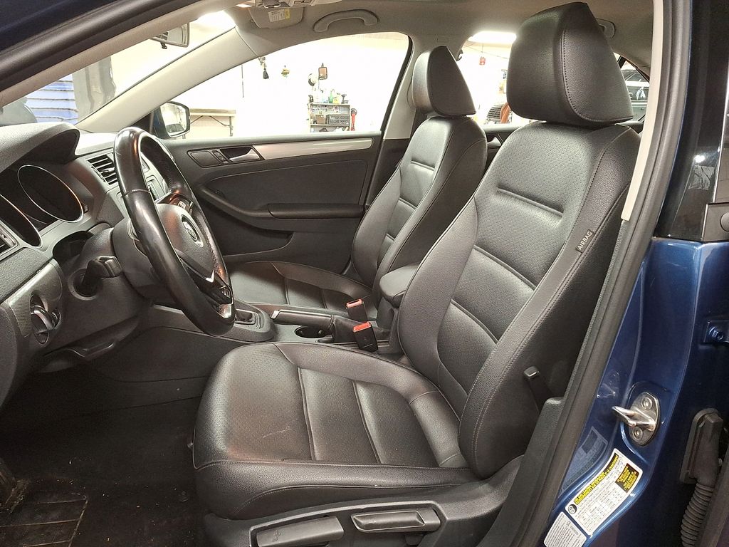 Thumbnail: 2017 Volkswagen Jetta - 11