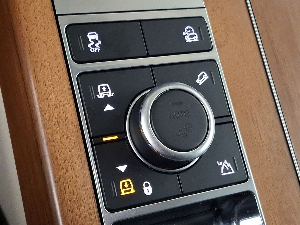 Thumbnail: 2021 Land Rover Range Rover - 18