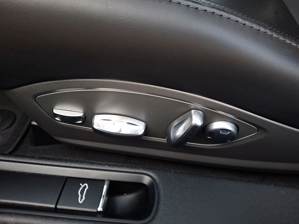 Thumbnail: 2015 Porsche 911 - 13