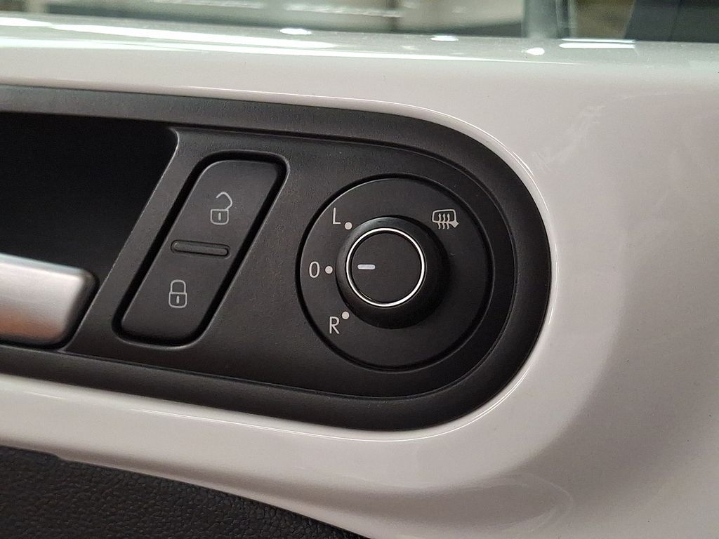 Thumbnail: 2015 Volkswagen Beetle - 23