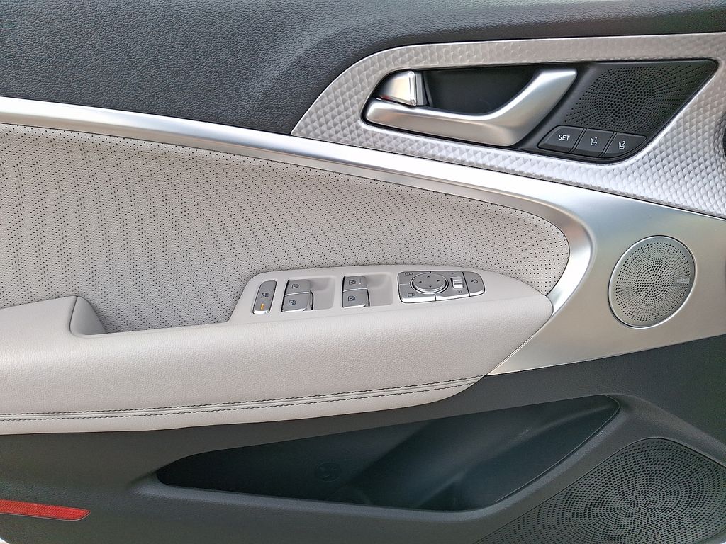Thumbnail: 2023 Genesis G70 - 8