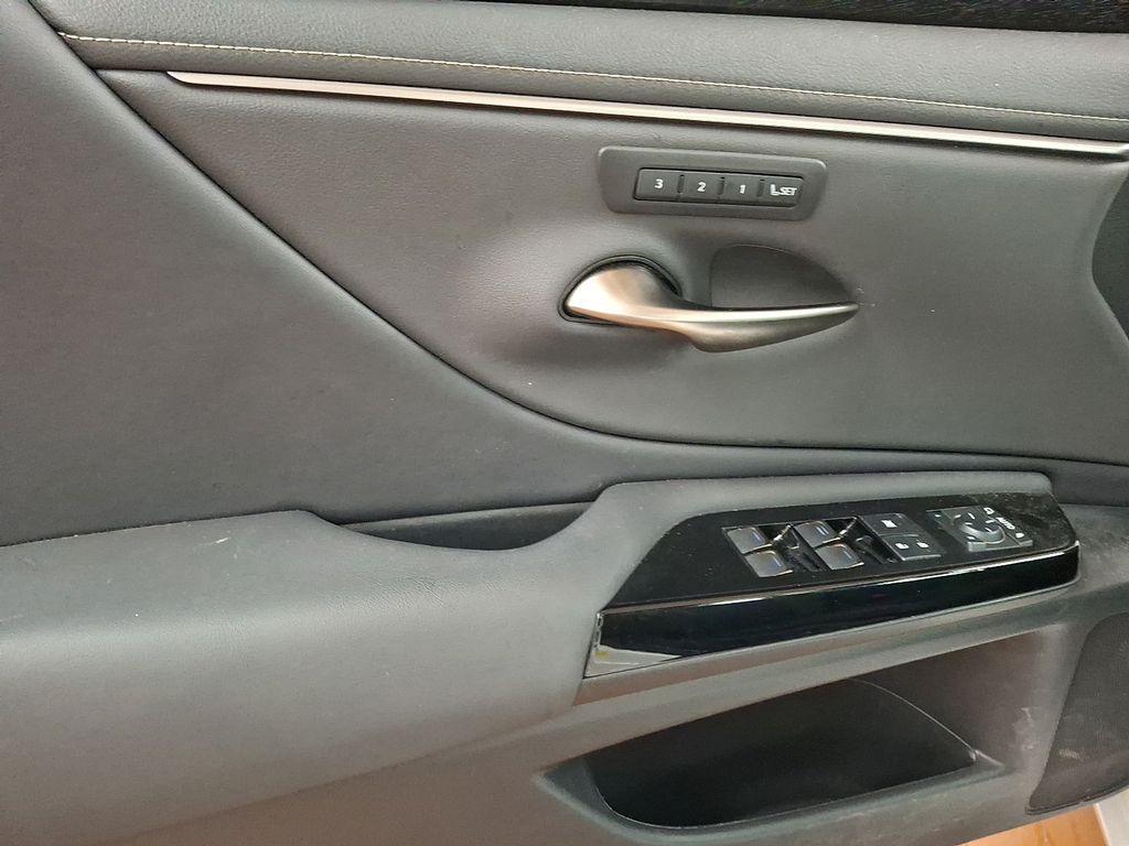 Thumbnail: 2024 Lexus ES - 10