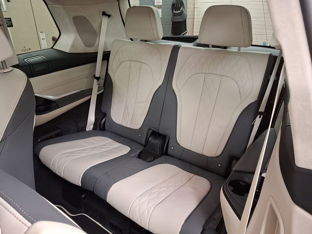 Thumbnail: 2025 BMW X7 - 9