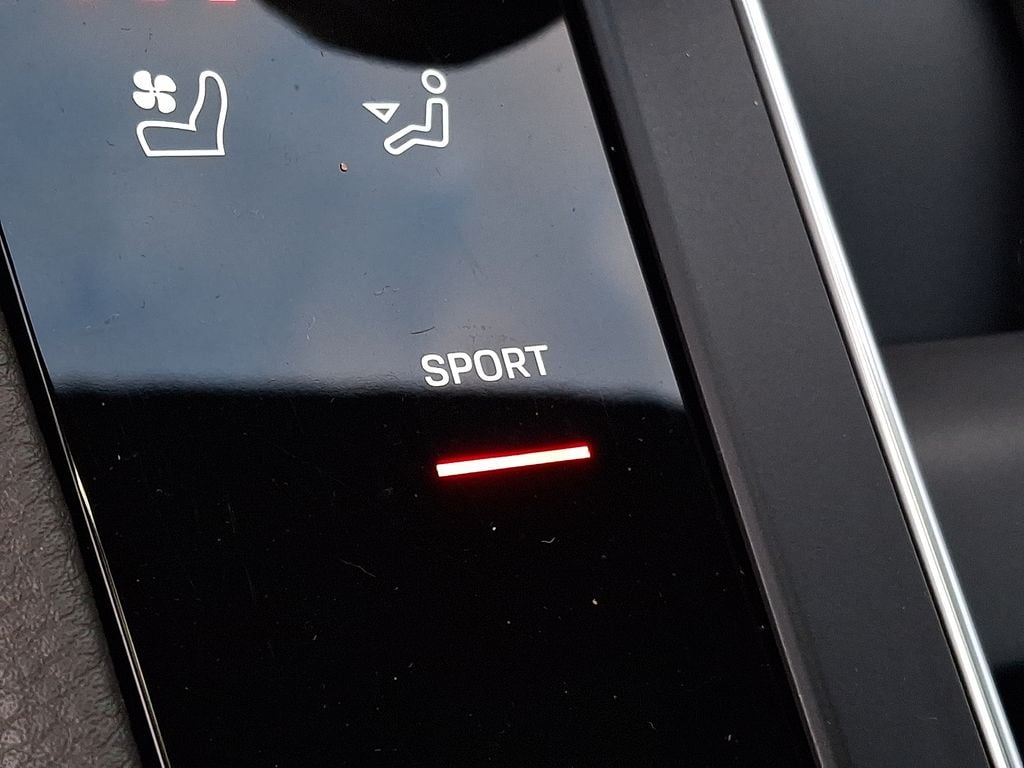 Thumbnail: 2022 Porsche Macan - 22