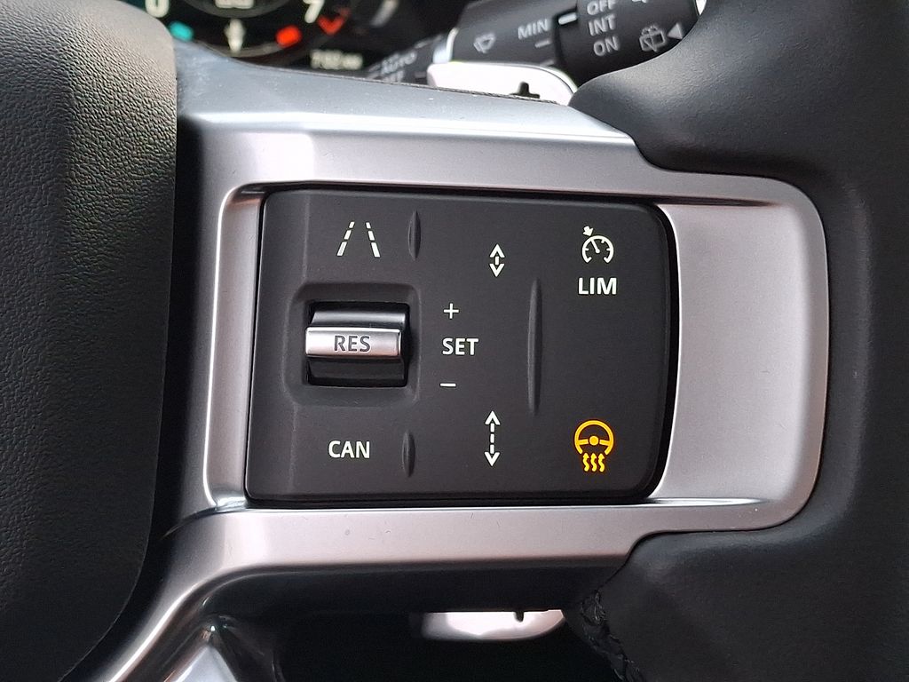 Thumbnail: 2025 Land Rover Discovery - 19