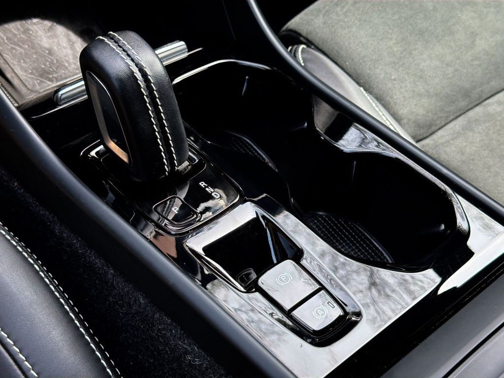 Thumbnail: 2021 Volvo XC40 - 25