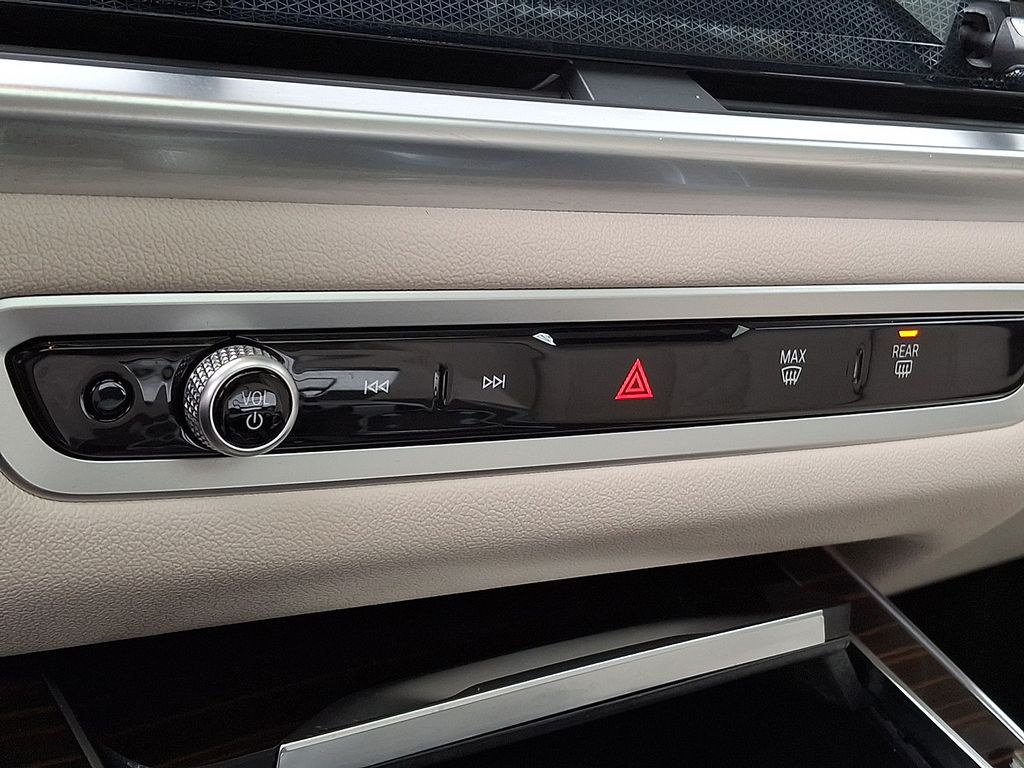 Thumbnail: 2026 BMW X7 - 14