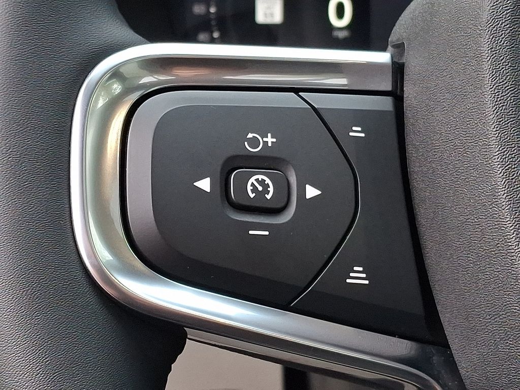 Thumbnail: 2023 Volvo XC40 - 18