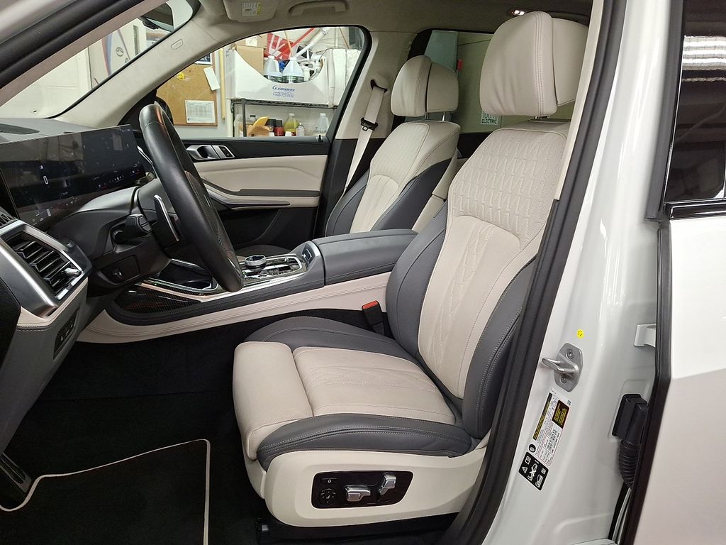 Thumbnail: 2025 BMW X7 - 11