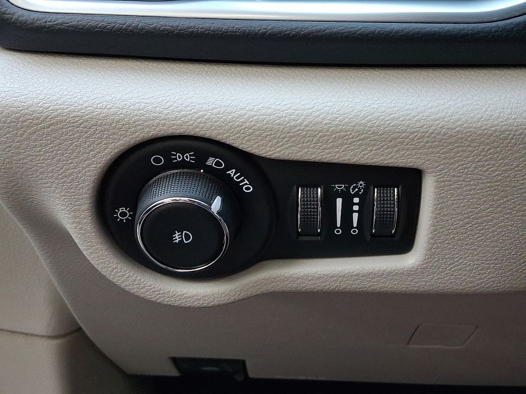 Thumbnail: 2017 Chrysler Pacifica - 20