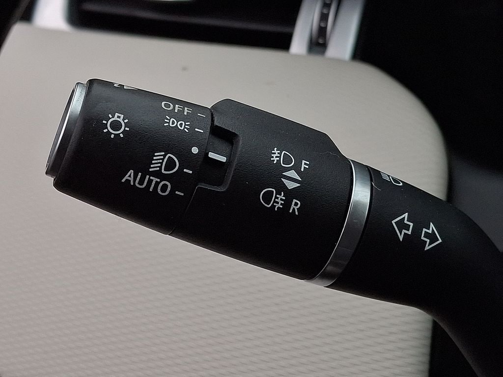 Thumbnail: 2023 Land Rover Discovery Sport - 21